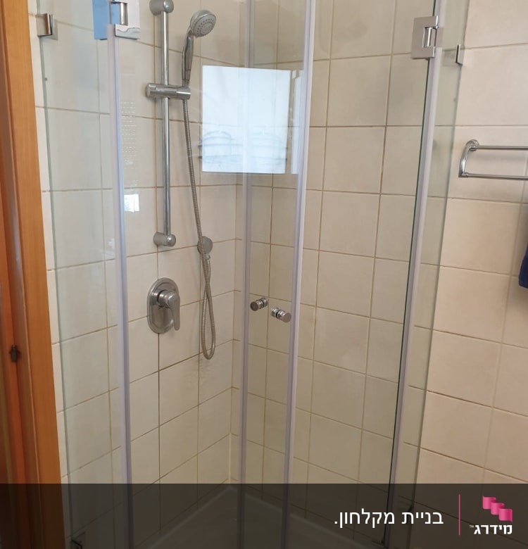 מקלחון זכוכית עם ראש מקלחת מתכוונן